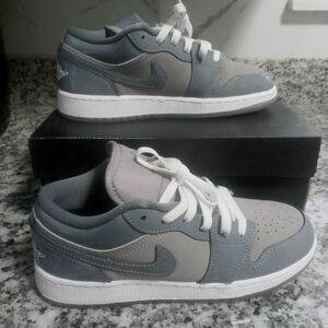 Kids Air Jordan 1 Low SE(GS) Cool Gray and White Sneakers Size 4.5Y Like New.